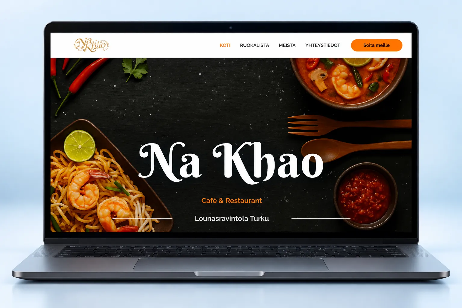 Na Khao Café & Restaurantin kotisivun etusivu kannettavan tietokoneen näytöllä